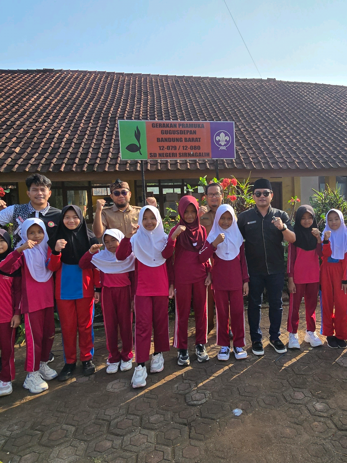 Pagi tadi saya melaksanakan fungsi pengawasan sekaligus kroscek kelapangan terkait beberapa sekolah yang perlu perbaikan di wilayah Cipongkor terutama di SDN Sirnagalih dan SDN Cantrawayang Kec Cipongkor,Alhamdulillah sebagai wakil ketua komisi IV yang salah satu tupoksi saya adalah membidangi pendidikan di KBB bisa lihat langsung,silaturahmi, dan memberikan pengawalan untuk perbaikan sekolah di SDN Sirnagalih, sekaligus koordinasi dengan Dinas Pendidikan terkait perlu adanya langkah teknis,taktis dan segera untuk memastikan di Bandung Barat tidak ada lagi ruang kelas yg tidak layak pakai. Terimakasih pada pihak Pemda Bandung Barat Bupati KBB dan pihak terkait yaitu Dinas Pendidikan yang sudah merespon bahwa akan segera menindaklanjuti untuk pembangunan dan renovasi ruang kelas tersebut..