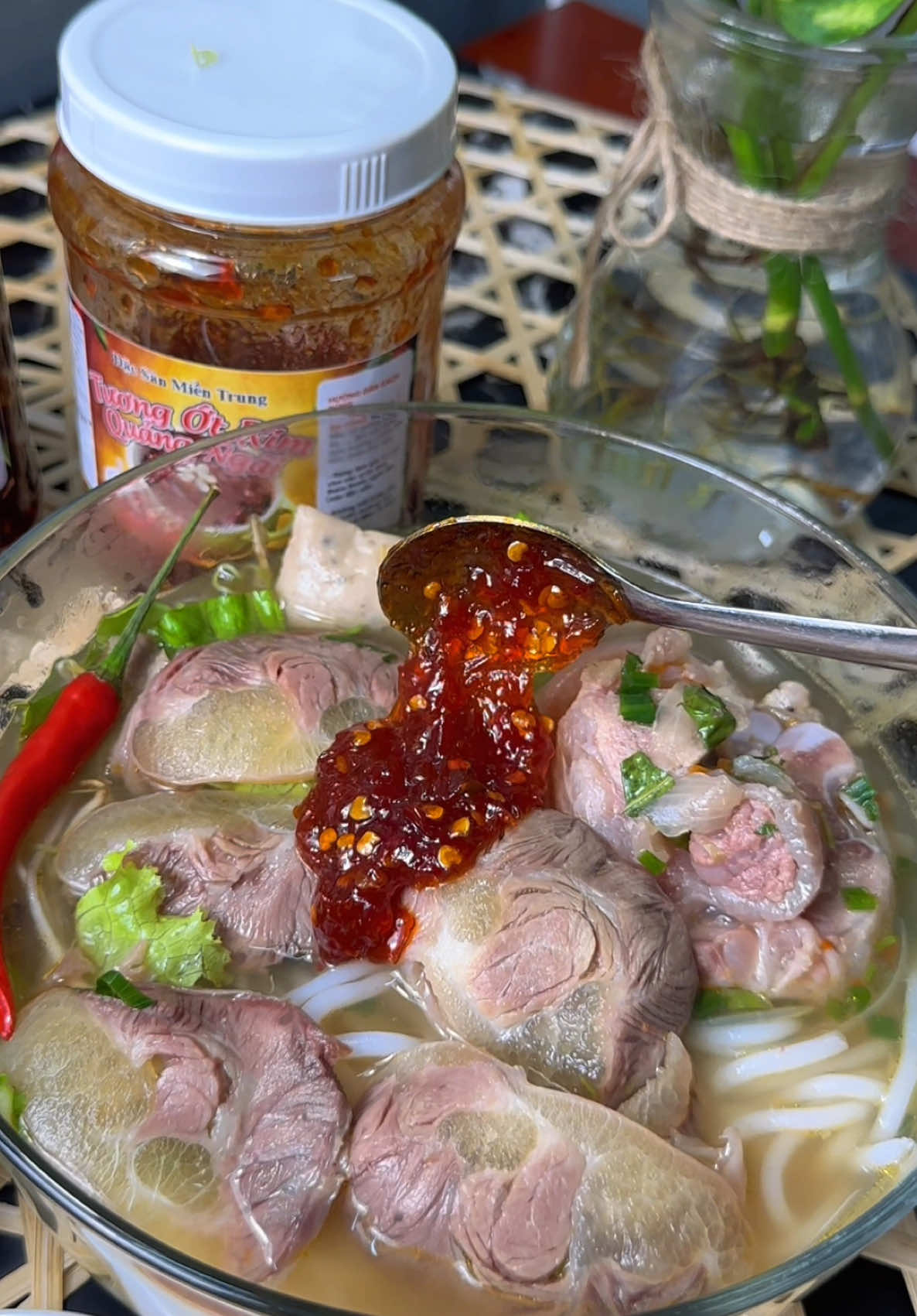 Bún bò ăn với ớt rim ngọt Quãng Ngãi siêu ngon . sáng ăn r chiều vẫn đá thêm tô giò bò kkkkkk #ancungtiktok #food #duyenoioi #reviewfood #anvat #otrimquangngai #otrimmientrung 