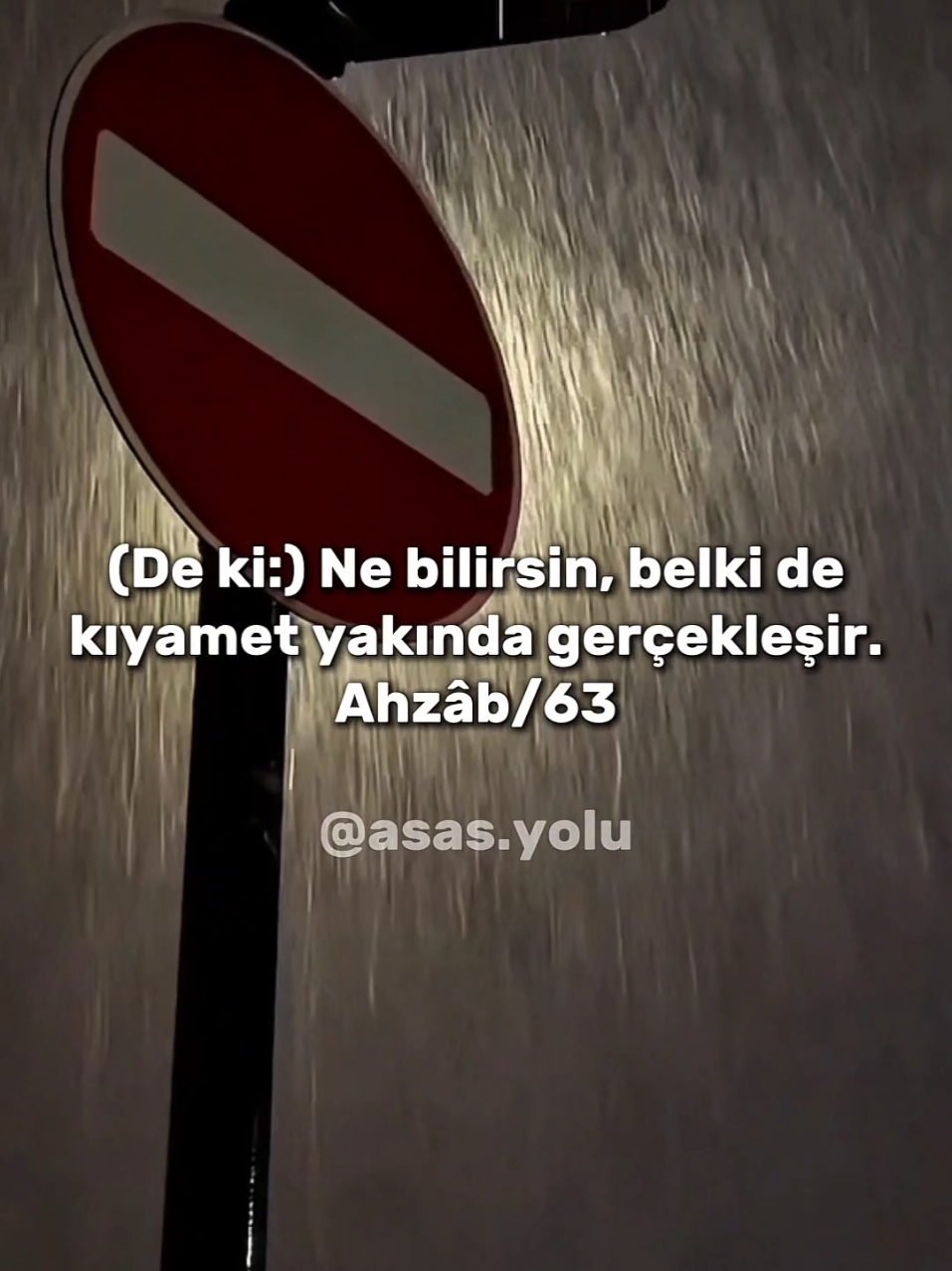 De ki:) Ne bilirsin, belki de kıyamet yakında gerçekleşir. Ahzâb/63