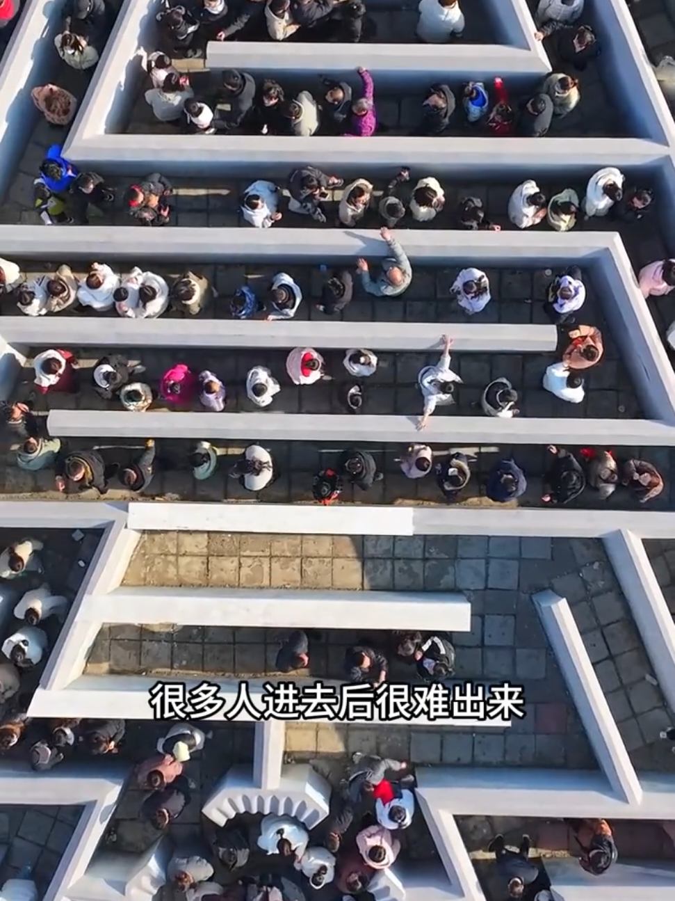 在河南安阳羑里城有一座八卦阵迷宫，完全按照八卦阵图所建。这里看似简单，进去之后难出来。 八卦阵按文王后天八卦乾、坎、艮、震、巽、离、坤、兑方位分别布有群英阵、连环阵、诱敌阵、将军阵、卧龙阵、长蛇阵、迷魂阵、十面埋伏阵八个阵势。每阵都各有特点，如群英阵曲折多变，连环阵环环相套，长蛇阵长驱直入，迷魂阵扑朔迷离。 游客从离位左拐入阵，穿过八个阵势后，再从离位出来，就算胜利。作为旅游景点的八卦阵虽不似古代作战的八卦阵那样阴森可怖，但也神秘莫测，妙趣横生。 📍八卦迷宫，羑里城景区，安阳市，河南省 📍Bagua Maze, Youli Townlet Scenic Area, Anyang City, Henan Province