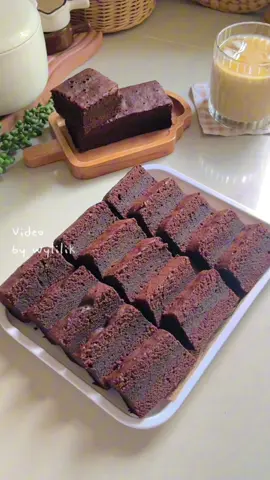 Brownies kukus ala Amanda vibes… (versi kw) Super nyoklat, lembut, dan nggak bikin seret! Mau dimakan dingin atau anget, sama-sama bikin nagih 🍫