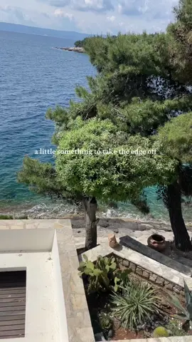 A little bit of blue waters, sunny skies, and infinity pools should do the trick… it’s what to doctor would recommend (at least we think so) 😉 #whydoordinary #luxurytravel #exploremore #croatia #doctorsorders #somethingtotaketheedgeoff #views 