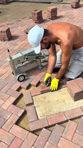 #blockpavinguk #blockpavingsurrey #landscapepaving #blockcuttermachine #albanianpaver 