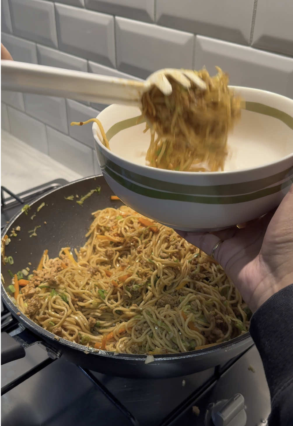 super quick and easy noodle stir fry - perfect for a weekday dinner  Ingredients:  - 500 g mince  - 4 cloves garlic  - 400 g noodles  - 1/2 chinese cabbage  - 1 carrot  - sprouts (a handful)  - 1/2 cup green onion  #Recipe #food #cooking #dinner #fyp #quickrecipes #EasyRecipe #Foodie #healthy #healthylifestyle #chicken #noodles  #creatorsearchinsights 