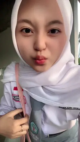 tas nya ada di showcase😜✨