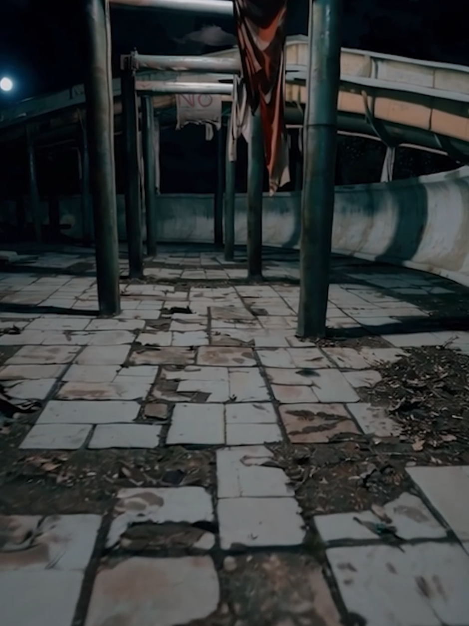 Historia de Terror: Turno Nocturno en el Parque Acuático 🛝| #turnonocturno #horror #analoghorror #terror #terroranalogico #parati #viral #fyp #miedo #horrorstory #horrorstories #horrortok #horrorseries #vhsfilter #VHSHorror #creepypasta #HorrorShort #analogcore #psychologicalhorror #LiminalSpace #HorrorTok #distortedreality #CursedTape #Uncanny #alternatereality 