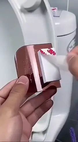 🚽✨ Chega de encostar na tampa do vaso! Esse kit com 2 alças vai transformar sua rotina no banheiro! 🙌💡 Levante ou abaixe a tampa sem encostar diretamente, protegendo suas mãos de micróbios e sujeiras 👋🦠 Simples, higiênico e muito mais prático! 🧼🧽 📦 O que vem no kit: 2 alças (cores e estampas sortidas) 🎨 📏 Tamanho: 7 x 6,5 x 1 cm 🔧 Material: PS resistente 📝 Obs: O texto ou desenho branco na alça é enviado de forma sortida, surpresa na hora! #DicaDeCasa #BanheiroLimpo #HigieneSempre #CasaOrganizada #AchadinhosTikTok #achadinhos 