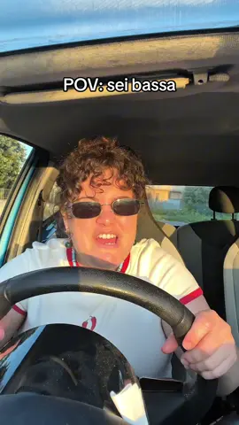 Ma a noi persone basse chi ci pensa? CHI?  Ps: Io che carico questo video con il diluvio universale fuori la finestra