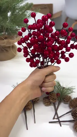 Ang pinakamahalagang dekorasyon para sa pasko!#christmasdecor #berries #christberry #christmasgift #artificialberries #christmaspine #christmas 