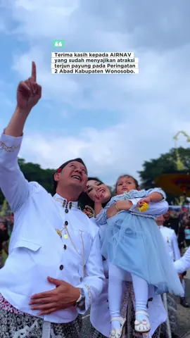 Siapa yang kemarin hadir menyaksikan atraksi terjun payung di Alun-Alun Wonosobo? #amirhusein #wonosobo #pamanhusein #leadership #harijadiwonosobo #wisatawonosobo #wonosobohebat #terjunpayung 