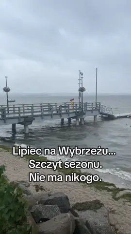 Środek sezonu, pogoda tragiczna, nie ma żywej duszy… Rewa.