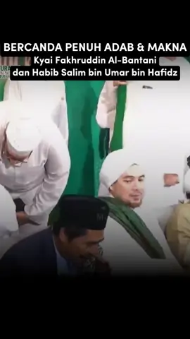 Beginilah adab dan akhlak para ulama,, guyonan dan pujian yang dikemas dengan ilmu. (Moment Kyai Fakhruddin Al-Bantani dan Habib Salim bin Umar bin Hafidz di Majelis Silaturahim Tangerang) @ponpesghautsulibaad Semoga Allah jaga ulama kita. #habibsalimbinumarbinhafidz #habibjindan 