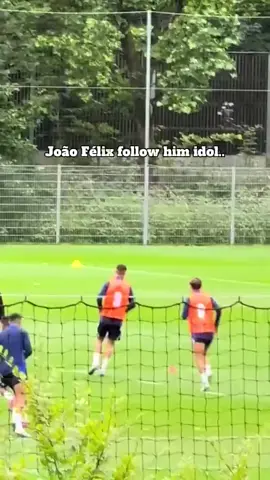 João Félix chegou, viu e já integrou os trabalhos de pré-época do Al Nassr, na Áustria, apesar de ainda não ter sido oficializado como reforço da equipa saudita. 🟡🇸🇦 Num vídeo partilhado nas redes sociais vê-se o avançado português a treinar-se na companhia de Cristiano Ronaldo. 📽️ @TheNassrZone #AlNassr #JoaoFelix #CR7