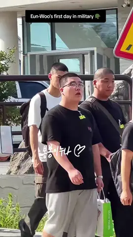 Cha Eun Woo's first day in the army 🪖👏 #fyp #foryoupage❤️❤️ #viralvideos #viral #trendin #chaeunwoo #viral_video_tiktok #eunwoo #loveyou #iloveyou #차은우  #chaeunwooedit #chaeunwooastro #astro #aroha #viralditiktok #viral_ #nunu #militarylife #tiktokkorea #southkorea #armychaeunwoo #fanpage #fan #차은우 #이동민 #CHAEUNWOO #아스트로 #우리아은우 #차은우사랑해요 #차은우팬 #얼굴천재