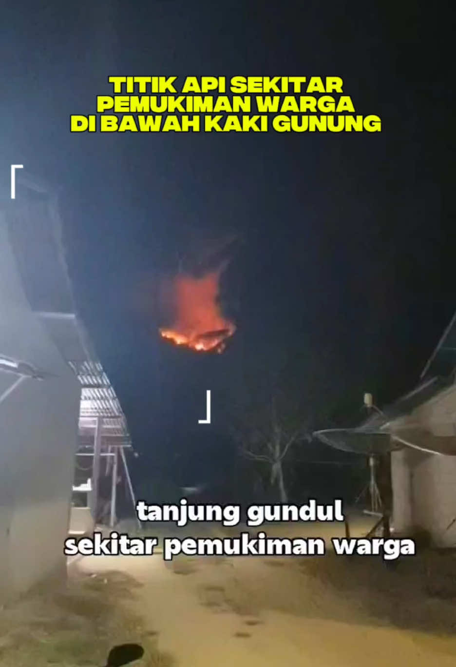 karhutla sekitar pemukiman gunung gundul .. jadi selain di lahan sekitar bandara Singkawang juga disini dan beberapa titik karhutla.. semoga hujan. Lebat segera trun 🙏 sebab sudah banyak sekali titik api sampai harus mengerahkan helikopter terutama di sekitar bandara Singkawang ..dan semoga semua makhluk hidup sekitar situ dapat menyelamatkan diri 🙏#wisatagratis #fypage 