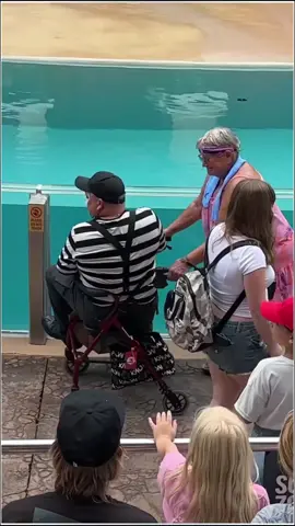 Funny clown! #mime #funny #funnyvideos #seaworld #viral #tomthemime #orlando #clown #tiktokusa #tomtheseaworldmime #comedy #trending #veryfamous #smiles 