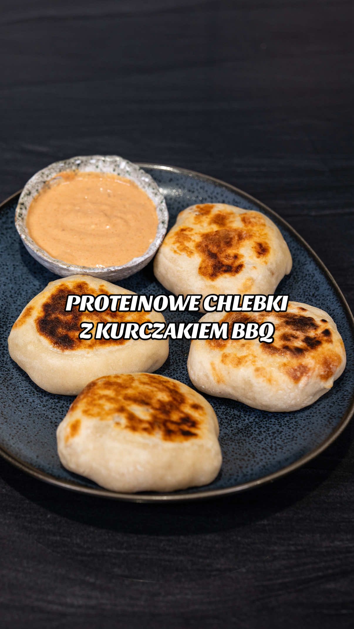 PROTEINOWY PONIEDZIAŁEK - Skyrowe chlebki z Kurczakiem BBQ i serem 🐔 Makrosy jednej sztuki 340 kcal | BTW: 31/5/43 Składniki (8 sztuk): Kurczak: 600 g mięsa z piersi kurczaka 1 łyżeczka soli 1 łyżeczka pieprzu 1 łyżeczka wędzonej papryki 1 łyżeczka czosnku granulowanego 1/2 łyżeczki kuminu 120 g sosu barbecue Olej do smażenia Ciasto: 400 g mąki pszennej 1 łyżeczka soli 1 łyżeczka proszku do pieczenia 420-450 g skyra Dodatkowo: 160 g sera mozzarella light #coocharz #przepisy #wysokobiałkowe #proteinowe #jedzenie