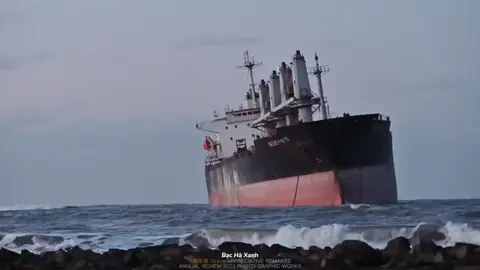Cài nút áo đầu tiên đã sai rồi, nhưng đến nút cuối cùng mới phát hiện, vì vậy không thể không cởi hết các nút ra. Có 1 số việc, ngay từ đầu đã sai rồi, nhưng đến lúc không thể cứu vãn mới chịu thừa nhận. Đời người, tiếc nuối lớn nhất chính là dễ dàng từ bỏ thứ không nên từ bỏ, nhưng lại cố chấp kiên trì cái không nên kiên trì.