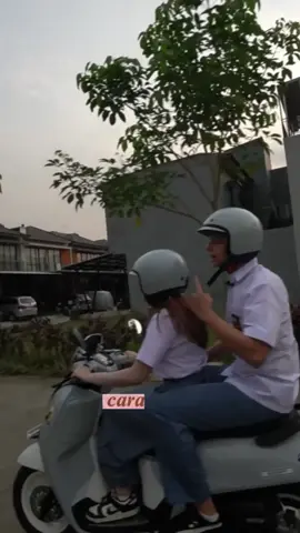 Emang Ronggo harus banyak sabar ngajarin aku bawa motor🥲 Buat yang lagi belajar motor kaya aku, better pake jaket yaa biar aman hahaah 😂 Nah! Kalian juga bisa dapetin 2 unit Scoopy Putih Abu-Abu Gratis! Hanya modal seragam sekolah aja🤩 Tinggal cek postingan terbaru yang di pin di Tiktok @welovehonda_id buat ikutan giveaway nya! 📆 Cuma sampe 7 Agustus ya!