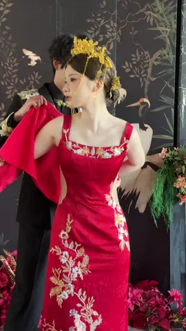 Chú rể mặc áo cho cô dâu#wedding #dance #beauty 