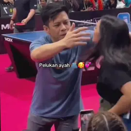 Pelukan ayah 🫂🥰💕 Sederhana tapi anak yatim ga bisa😭😭😭😭 #ayah #peluk #bapak #pelukanayah #core #anakayah #ayahanak #cintapertamaayah 