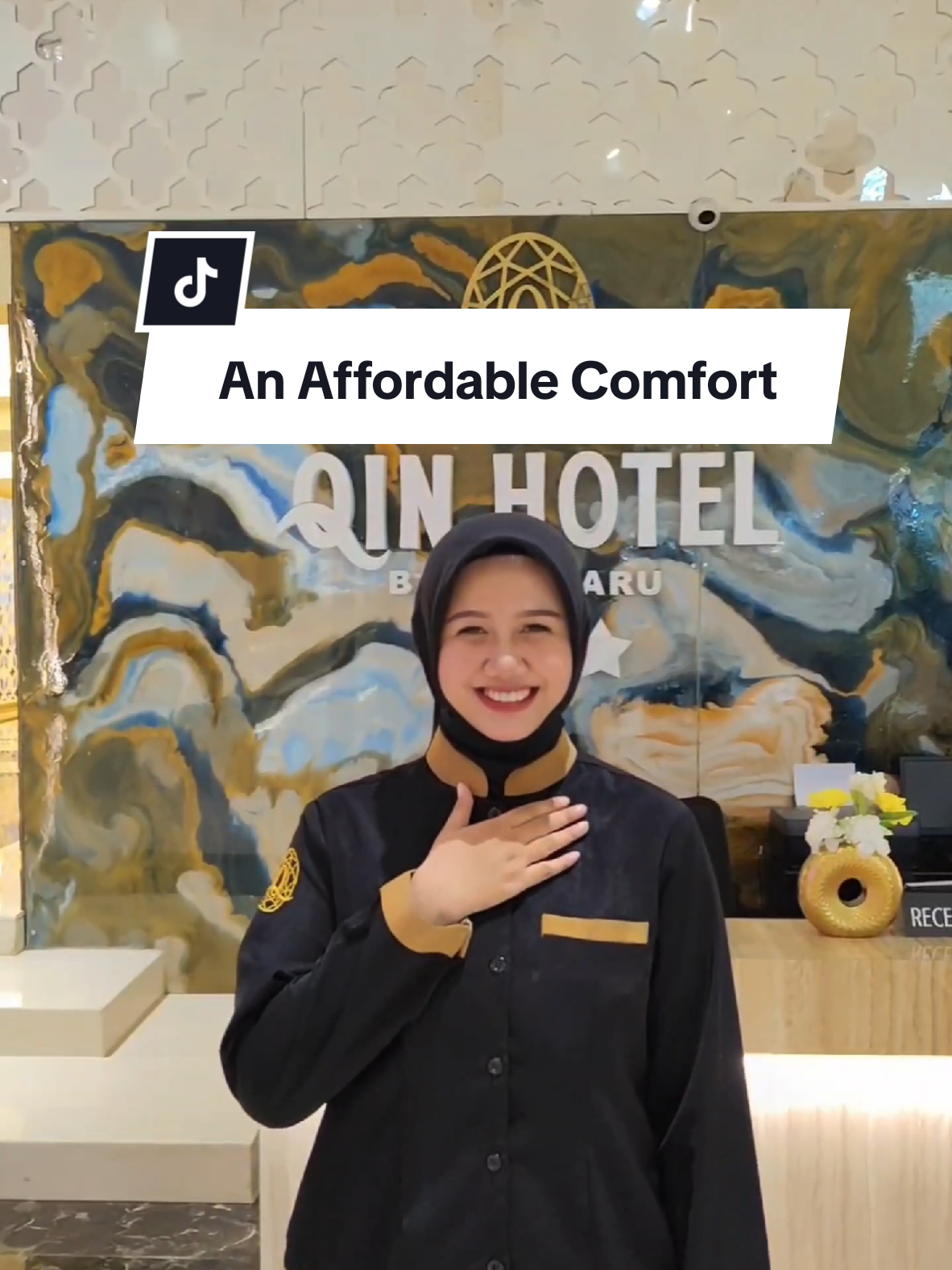 Business Suite Room di Qin Hotel Banjarbaru, pilihan pas buat kamu yang butuh istirahat berkualitas dalam ruang nyaman dan stylish. Simple, warm, and just right. #hotel #banjarbaru #muslimfriendly #staycationsyariah #fyp 