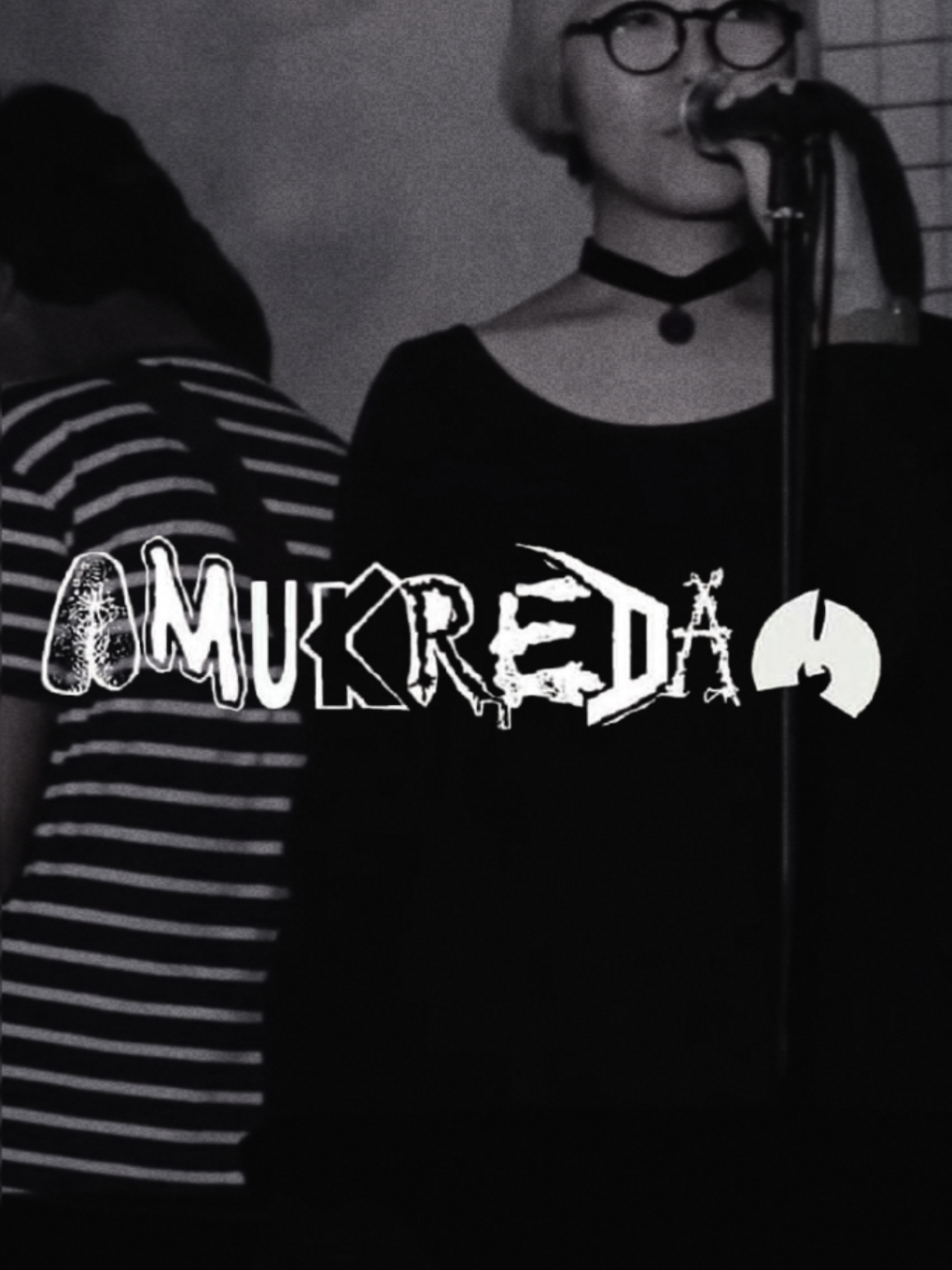 Lagu “The Art of Natural Dy(e)ing” dari Amukredam, unit post-rock/experimental/skramz (or whatever you call it) asal Jakarta, adalah kolaborasi emosional bersama Stephanie Mamonto—sebuah puisi tentang cinta, jarak, dan keinginan untuk sembuh. Mengambil format puisi yang dibacakan Stephanie sebagai lirik, bukan nyanyian melodi khas vokal terdengar. Puisi ini ada di album The Album (rilis pada 21 April 2023), dibalut ambience instrumental yang sunyi dan repetitif, narasi ini tidak bernyanyi—melainkan dibacakan, seperti doa yang ditulis dalam gelap lalu diperdengarkan dalam sepi. Lagu ini bukan sekadar tentang kehilangan, tapi tentang bagaimana manusia belajar merelakan dengan lembut. Seperti proses 