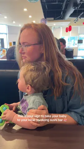 Dinner AND a show! Great way to keep them entertained during dinner #momhack #babyboy 