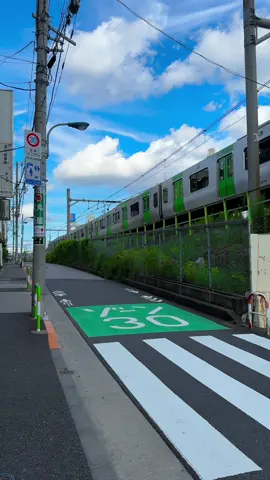 東京に来たことがある人は、きっと東京の街を歩くのが好きになるんじゃないかな🚃🐈☁️  #東京散歩 #夏の街角 #日常を切り取る #TokyoVlog  #都会の風景  #tokyostreet #vibes #cinematic #japan #tokyo #日本 #street #foryou 