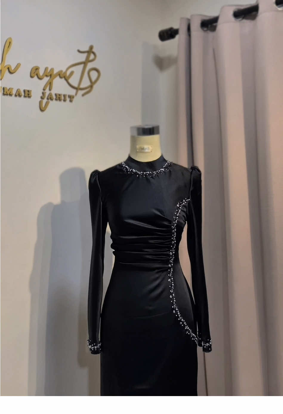 Model yang cocok bgt buat bridesmaid inii, simpel yang tidak simpel buat penjahit🫶🏻✨ Terimakasih sudah mempercayakan jahit di @diyahayu_rumahjahit🪡 Menerima jasa jahit Dress dan kebaya, untuk Info harga dan pemesanan bisa DM IG:diyahayu_rumahjahit 📍Kota batu, Jawa timur ‼️HATI HATI PENIPUAN‼️ REKENING hanya atas nama  DIYAH AYU ANGGRAINI, Selain nama ini dipastikan PENIPUAN‼️ 🪡Customade (dibuat berdasarkan request dan ukuran customer) 🪡Pre-order (Tidak ready) 🪡Bawa kain sendiri atau sekalian kain bisaa 🪡Bisa offline/online 🪡Bisa kirim Luar kota, Luar pulau dan Luar negeri 🪡Dikerjakan sesuai antrian 🪡ORDER=SABAR #ja#jahitkebayaa#jahitdresse#penjahitonlinee#penjahitkotabatue#penjahitmalangr#dressbridesmaidr#dresskondangana#jasajahitcustoma#jasajahitonlinen#inspirasidressbridesmaida#masukexploree#penjahitkotabatur#bridesmaidressmaxmara 