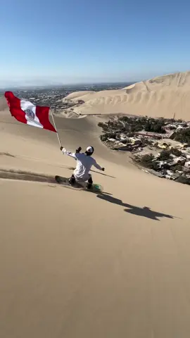 🇵🇪 Felices fiestas patrias 🇵🇪 . . . #peru #fiestaspatrias #huacachina #oasishuacachina🌴 #ica #dunes #desert #experience #desert #sandboarding 