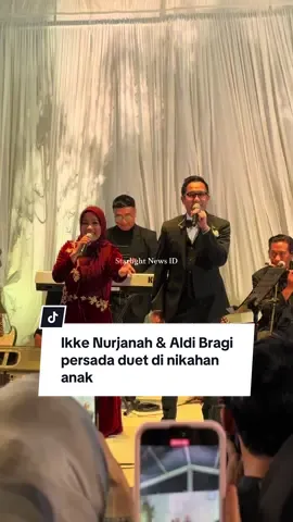 Aldi Bragi dan Ikke Nurjanah duet membawakan tembang ikonik “Memandangmu” di hari pernikahan anak mereka, Siti Adira Kania. Aldi & Ikke mengaku canggung usai 20 tahun tidak tampil bersama.    #ikkenurjanah #aldibragi #adirakania #memandangmu 