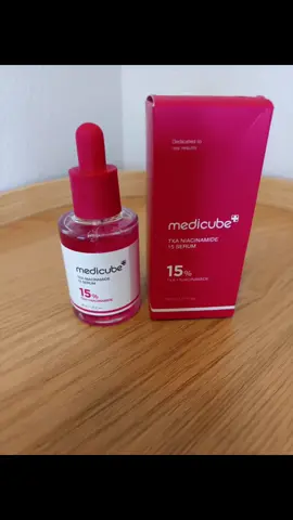 Bonjour à toutes et à tous 🥰  Bon lundi 🥰  Je vous présente Le MediCube TXA Niacinamide 15 % Sérum  de @medicube global  . J'utilise depuis plusieurs jours ce nouveau soin cosmétique coréen formulé pour améliorer l’éclat du teint et lisser la peau. Contient 5 % d’acide tranexamique (TXA), 10 % de niacinamide et 2 % d’arbutine.  Formule enrichie en acide hyaluronique multicouche, panthénol et betaine pour hydrater pendant 72 heures.  Test clinique : +15,6 % de luminosité après une seule utilisation, texture peau améliorée de 7,5 % en une semaine.  Formule légère, non‑gras, sans parfum, adaptée à tous types de peau, y compris sensibles.  Mon avis sur le sérum MediCube TXA Niacinamide 15 % : - Sa texture est légère, fluide et très agréable à appliquer. Il pénètre rapidement sans coller. - J’adore sa couleur légèrement rosée, qui donne un côté frais et doux au produit. C’est un détail, mais ça rend l’expérience encore plus agréable. - Il hydrate très bien la peau ! Après application, ma peau est souple, confortable, et reste bien hydratée tout au long de la journée. - J’apprécie particulièrement la composition riche et bien pensée, avec du niacinamide, de l’acide tranexamique et de l’arbutine. Ces ingrédients sont connus pour améliorer le teint et aider à estomper les taches, tout en respectant la peau. Ma peau semble plus lumineuse, bien hydratée, et plus uniforme. Aucun signe d’irritation. Un vrai plaisir à intégrer dans ma routine ! Je recommande ce sérum à celles et ceux qui cherchent un soin à la fois efficace, doux, bien hydratant, avec une texture agréable et une belle sensorialité. Je vous invite à découvrir sur: yesstyle.com    Mon code de parrainage : LAEC1521 Je vous souhaite une excellente après-midi 💕 💕 💕  Je remercie @YesStyle  #medicube #medicubeskincare #serummedicube #coréen #skincare      