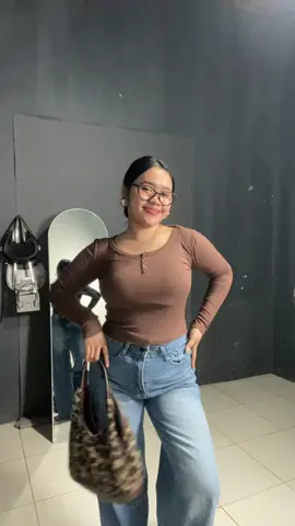 Aku disini berdiri, karna celanaku bagus😋💗🤣