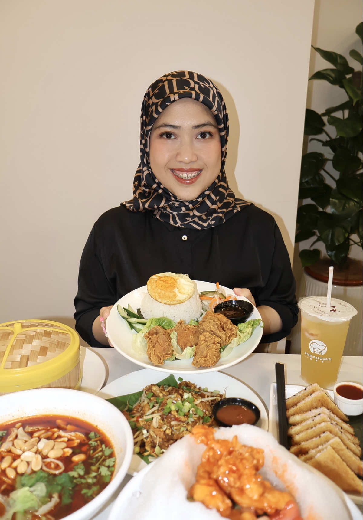 Suasana cozy, layanan mesra dan menu yang buatkan kita rasa macam makan dekat rumah sendiri 🏠✨ Saya singgah @rasahomiecafe dan terus jatuh hati dengan Sesame Prawn Toast, Minion Chocolate Bun, Fried Chee Cheong Fun yang ada wok hei, dan macam-macam lagi! Minuman pun best – Ipoh White Coffee, Mango Lychee Cooler & Virgin Mojito memang ngam lepas makan berat. 📍 Rasahomie Cafe, Subang Jaya Wajib try kalau korang tengah cari port makan yang selesa dan sedap! #rasahomiecafe #rasahomie #subangjaya @RasaHomie Cafe @rasahomie #subangjayafooddelivery #klfoodie #subangjayafood #foodreviewmalaysia 