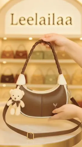 Tampil manis & elegan dengan Nada Slingbag! Tas selempang wanita kekinian, dilengkapi gantungan boneka lucu GRATIS! Cocok untuk hangout, kuliah, atau daily look kamu. 🌟 Warna netral mudah dipadukan 🎁 BONUS gantungan boneka gemes 👜 Stylish & ringan dipakai 💬 Siap bawa pulang tas favoritmu hari ini? --- #SlingbagWanita #TasSelempangWanita #NadaSlingbag #TasKekinian #SlingbagLucu #TasCewek #TasGratisGantungan       