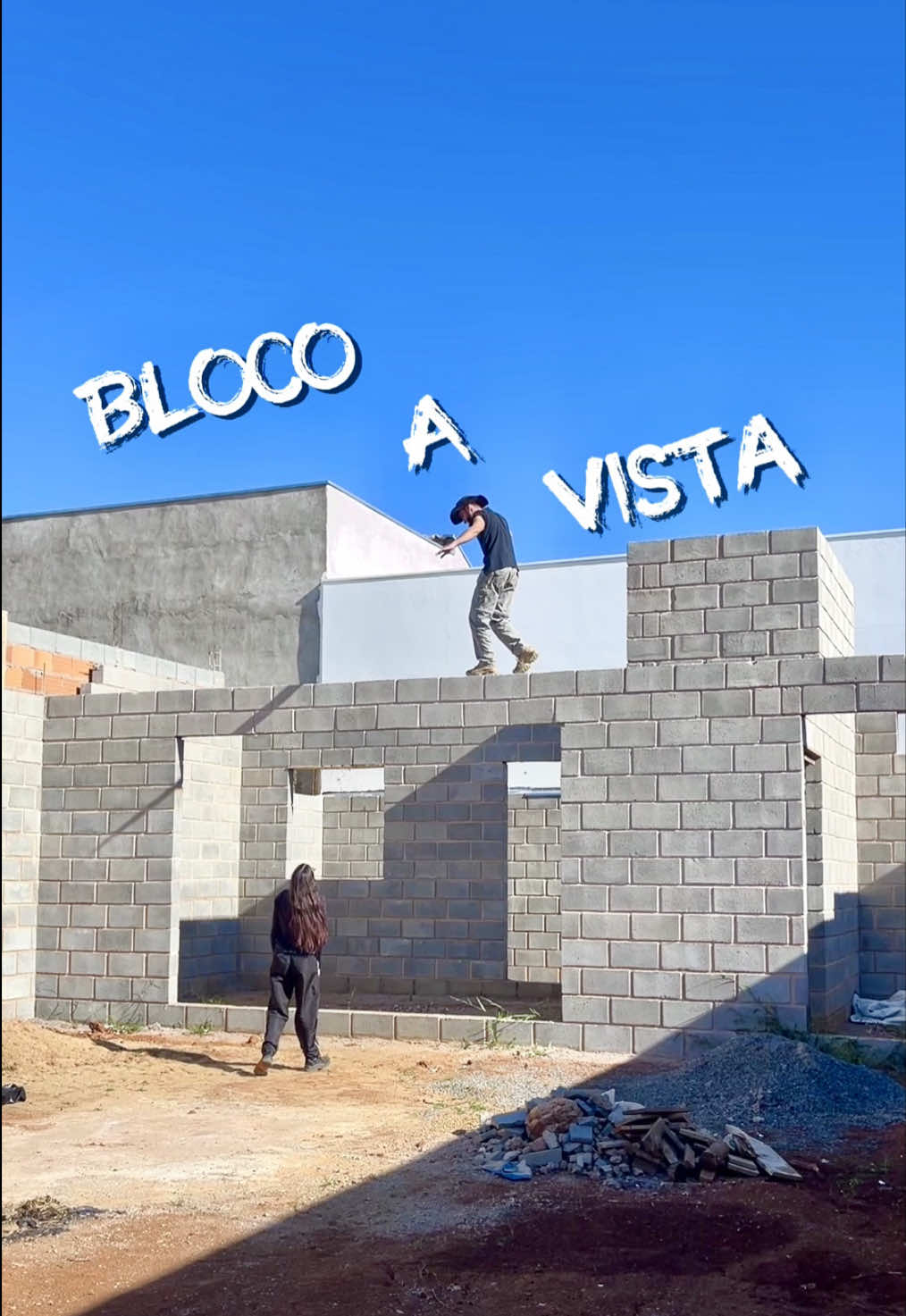 A IDEIA ERA COLOCAR UM PORTÃO BASCULANTE, MAS QUANDO VIMOS O ORÇAMENTO… 😅  Decidimos focar no que é mais importante na obra por agora, então bora improvisar um portão com sobras de materiais que já tínhamos por aqui mesmo. @Raíssa Carvalho  #obra #construção #casa 
