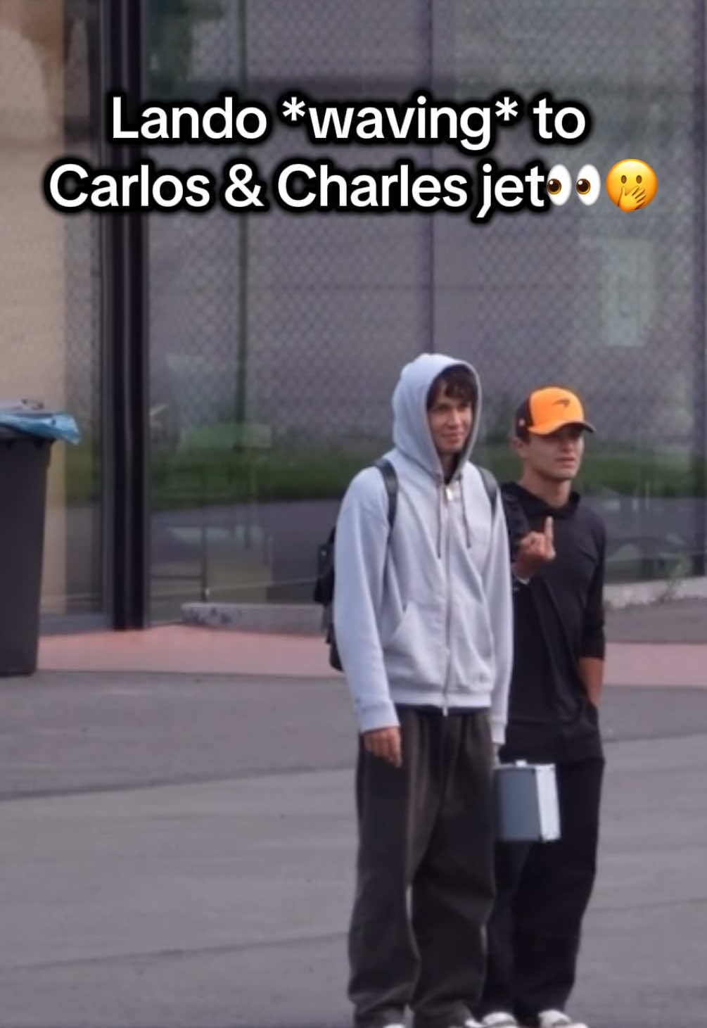 Alex flew back with Lando on the McLaren jet from Spa! Lando also kindly waved Carlos & Charles off as they flew out too 👀🤣🤣  🎥- LDV spotting  #alexalbon #albon #albono #landonorris #norris #aa23 #ln4 #lnfour #mclaren #williamsracing 