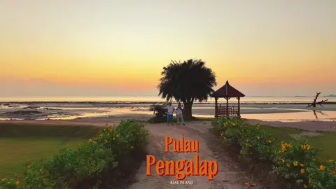 Yang ngaku warga Batam sudah pernah kesini belum? cuma butuh 40 menit untuk sampai ke pulau yang indah ini. Sunrise nya lusr biasa keren #batamtiktok #batamhits #sunrise #batamtiktokfyp #fypシ゚ #batamviral #pantaibatam #kepricoral 