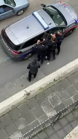 🔴 Les mêmes policiers qui ont menacé de me taser pris (encore) aujourd’hui, en flagrant délit de violences policières à Bobigny : Clé d’étranglement, coups de poing, coup de taser…mais vous pensez encore que cette police là est ici pour garantir notre sécurité ? La police tue. #violencespolicieres #racism #fy #politics #france 