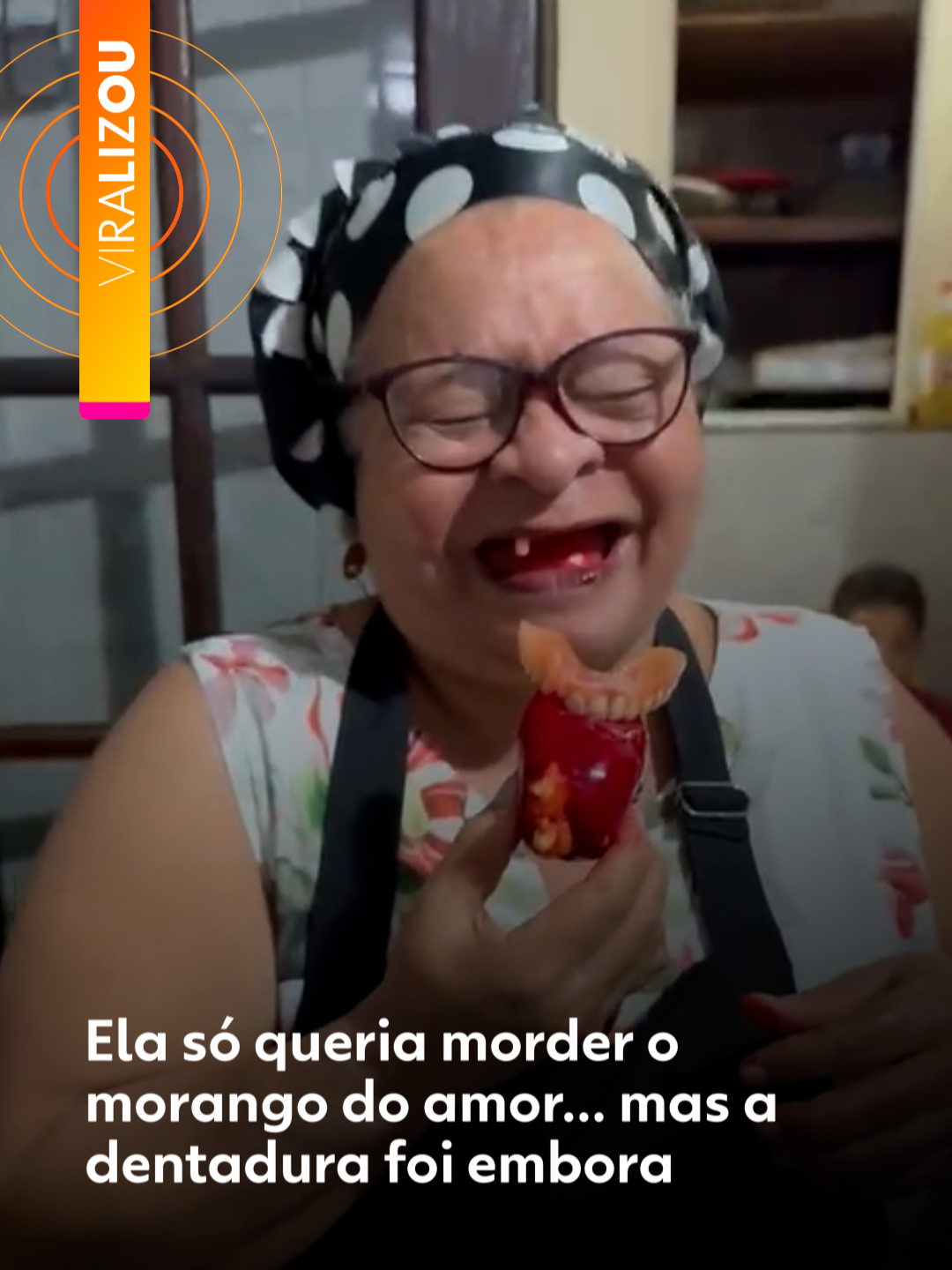 #Viralizou - Uma senhora de São Gonçalo (RJ) vai toda empolgada dar aquela mordida caprichada num morango do amor.  Tudo ia bem… até o caramelo grudar mais do que o esperado. Resultado? A dentadura ficou cravada no morango e saiu junto na hora da mordida. Créditos: patricia_mariasoares | @myhoodbr #morangodoamor #dentadura #g1 #g1viralizou #tiktoknotícias  Veja mais videos do g1 clicando em 'leia o artigo'