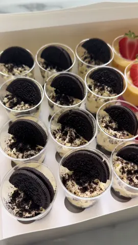 Order your cheesecake boxes 🤍 #oreocheesecake #strawberrytrifle #cheesecakecups #dessertcups #desserttablesetup 