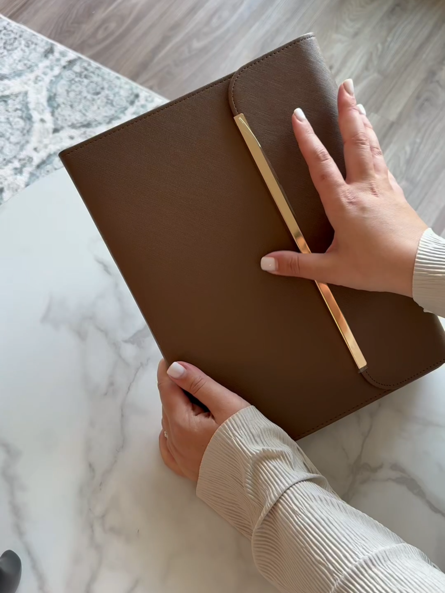 I think you're sooo good... like this Portfolio Binder ✨ Soft, reliable, and holds everything that matters most. 💌 If I could do about anything, it's to have this with me anywhere on the go! Get yours today 🛒💌 #organize #workessentials #corporatebaddie #planner #corporatelife #business #travel