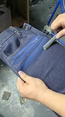  We are a source factory that makes jeans.This is the sample we are making for our customers, and this is the moustache link。Make the best products and make your products more beautiful.#jeansmanufacturer #jeansfactory #customjeans #denimjacket #wholesalejeans #washingprocess #OEM #ODM #Plussizejeans #Highstretchjeans #embroidery #straightlegpants #bellbottoms 