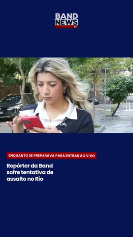 A repórter da Band Rio Clara Nery sofreu uma tentativa de assalto enquanto se preparava para entrar ao vivo no Bora Brasil desta segunda-feira (28). O cinegrafista Leonardo Teixeira registrou o momento da ação do criminoso, que estava de moto. No Bora Brasil, Clara Nery relatou que, mesmo em alta velocidade, o criminoso não conseguiu sustentar o celular dela, que caiu no chão. Na sequência, ela conseguiu recuperar o aparelho. A reportagem acionou a Polícia Militar do Rio de Janeiro, que mobilizou uma equipe para o local. As autoridades já tiveram acesso às imagens e fazem patrulhamento na região para tentar localizar o criminoso. #BandNewsTV #notícias #RJ