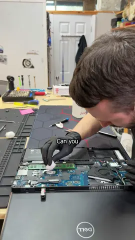 Can I replace the thermal paste WHILE the laptop is still on? Can I do it faster than Windows can install? #tech #pc #computer #techtok #technology 