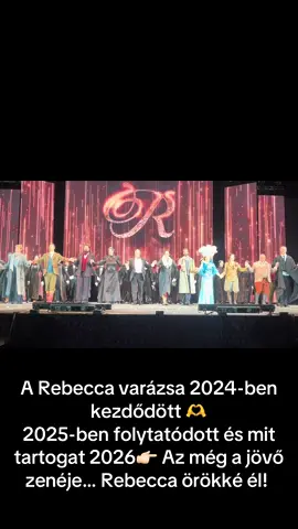A Rebecca varázsa 2024-ben kezdődött 🫶 2025-ben folytatódott és mit tartogat 2026👉🏻 Az még a jövő zenéje… Rebecca örökké él!  A Rebecca a szegedi Dóm téren valami egészen különleges élmény. A hatalmas tér, a Dóm fényei és a zene együtt olyan hangulatot teremtenek, amit nehéz szavakkal leírni. A rendezés gyönyörű, minden apró részlet kidolgozott. A díszlet és a jelmezek ízlésesek, a mozdulatok pontosak, mégis finomak. Mindenki szívvel-lélekkel van jelen a színpadon. Ez egy olyan este volt, amit sokáig nem fogok elfelejteni. Köszönet érte minden alkotónak. Remélem, jövőre is visszatér! @Gubik Petra #rebeccathemusical #nekedbelegyen #music #gubikpetra #foryou #dolhaiattila #galluszniki 