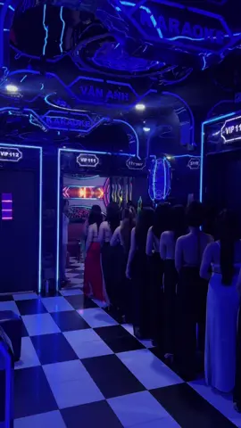 Vẹo lựa vẹo lựa các ah trai ơi 😂😂#xuhuong2024 #xuhuongreelsfacebook #xuhuongreels #KTV #karaokevananh #tiktok #karaoke 