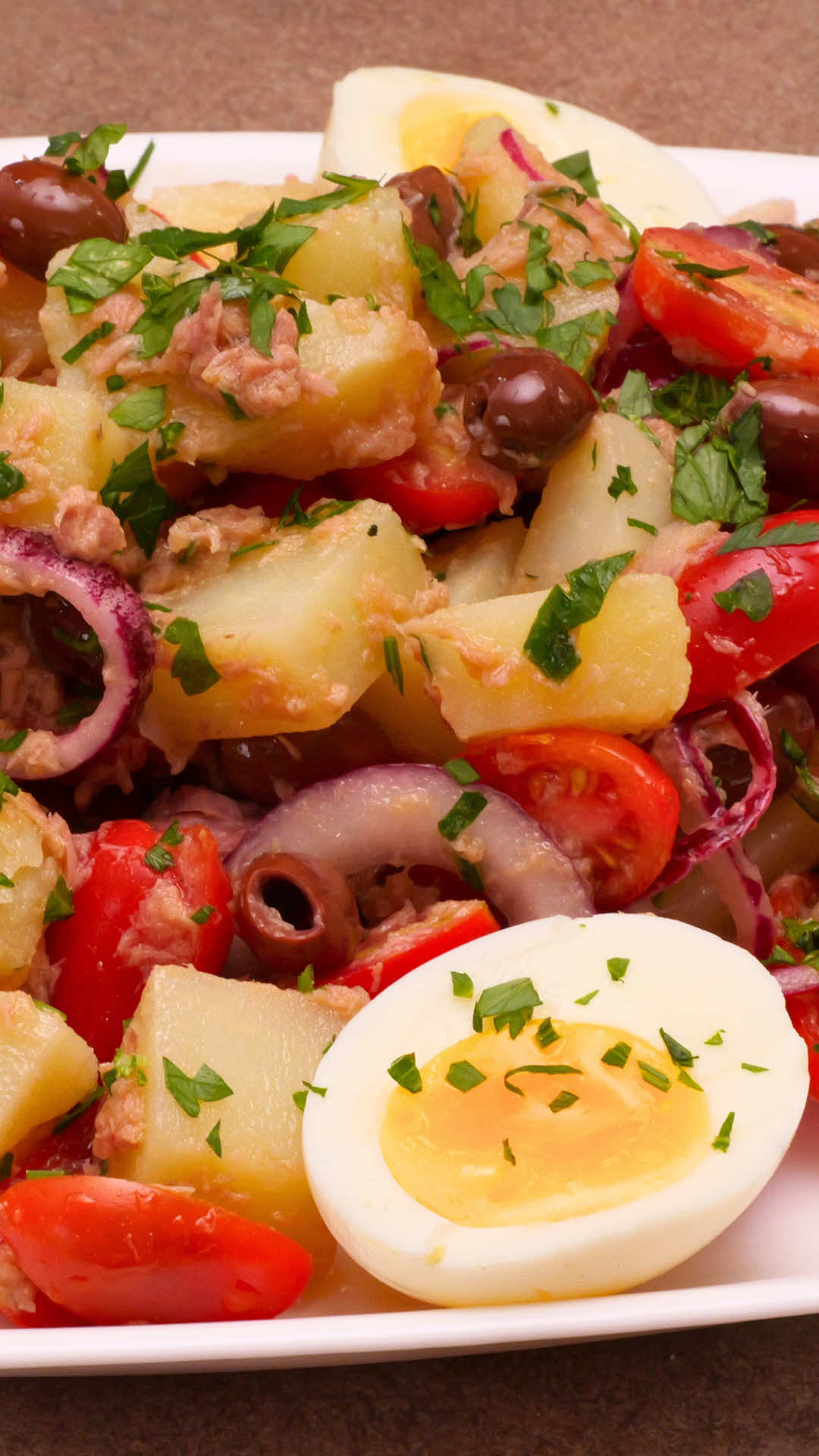 Insalata di patate completa Ingredienti per 4 persone 500 g di patate 170 g di tonno sott'olio 200 g di pomodorini datterini 100 g di olive taggiasche 1 cipolla dorata o rossa media 4uova 1 ciuffo di prezzemolo 6-7 cucchiai di olio evo 3 cucchiai di aceto di vino bianco Sale q.b.