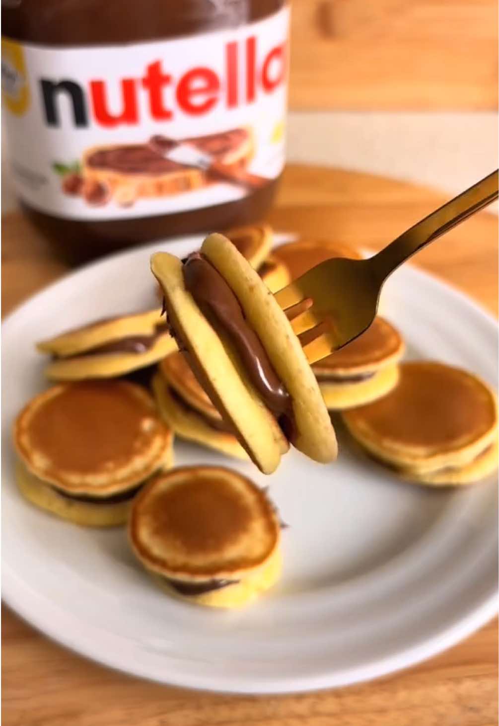 Mini Nutella pancake sandwich 🥞🥞 Ricetta: Ingredienti: - 80 gr farina 00 - 5 gr lievito per dolci - 15 gr zucchero - 1 uovo - 60 gr latte - 8 gr olio Mescolate con una frusta l’uovo con lo zucchero poi aggiungete le polveri setacciate e piano piano i liquidi mescolando. Su una padella calda antiaderente cuocete i pancakes bene da entrambi i lati.  Riempite i piccoli pancakes con tanta Nutella, in modo da creare dei mini sandwich deliziosi! #pancakes #minipancakes #nutellapancake #dorayaki #pancakerecipe 